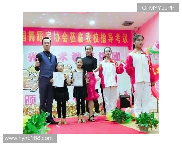 玉足传奇之星光璀璨：球场上的巨星与荣耀时刻解析