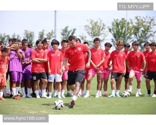 足球球星在社交平台分享个人心情和训练生活，粉丝互动热烈支持